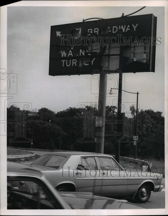 1967 Press Photo The directional signs at Warner Road & Broadway SE damaged - Historic Images