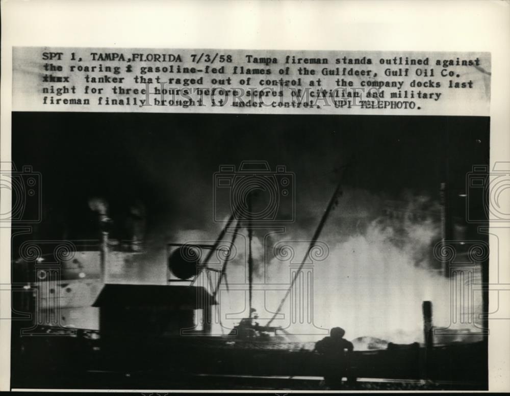 1958 Press Photo Tampa Florida firemen at Gulfdeer Gulf Oil Co tanker fire - Historic Images