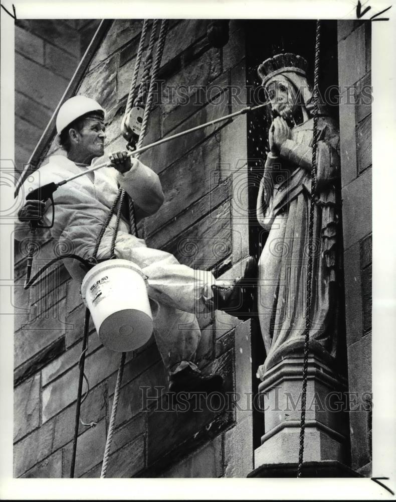 1987 Press Photo H. Britt Painting the Statue of the Virgin Mary at St, John C - Historic Images