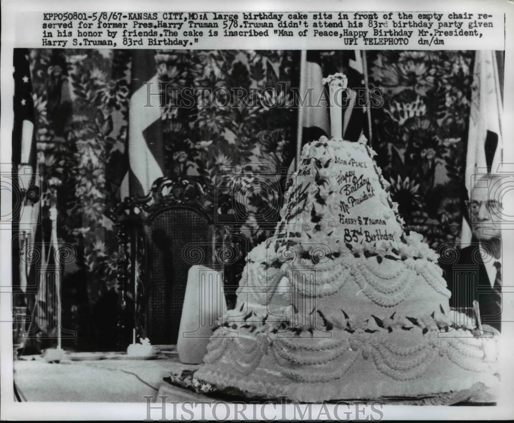 1967 Press Photo Large Birthday Cake in front of empty chair of Pres. Truman. - Historic Images