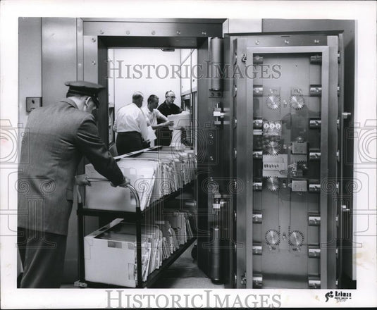 1964 Press Photo New home home for $4 billion in securities at Cleveland Trust - Historic Images