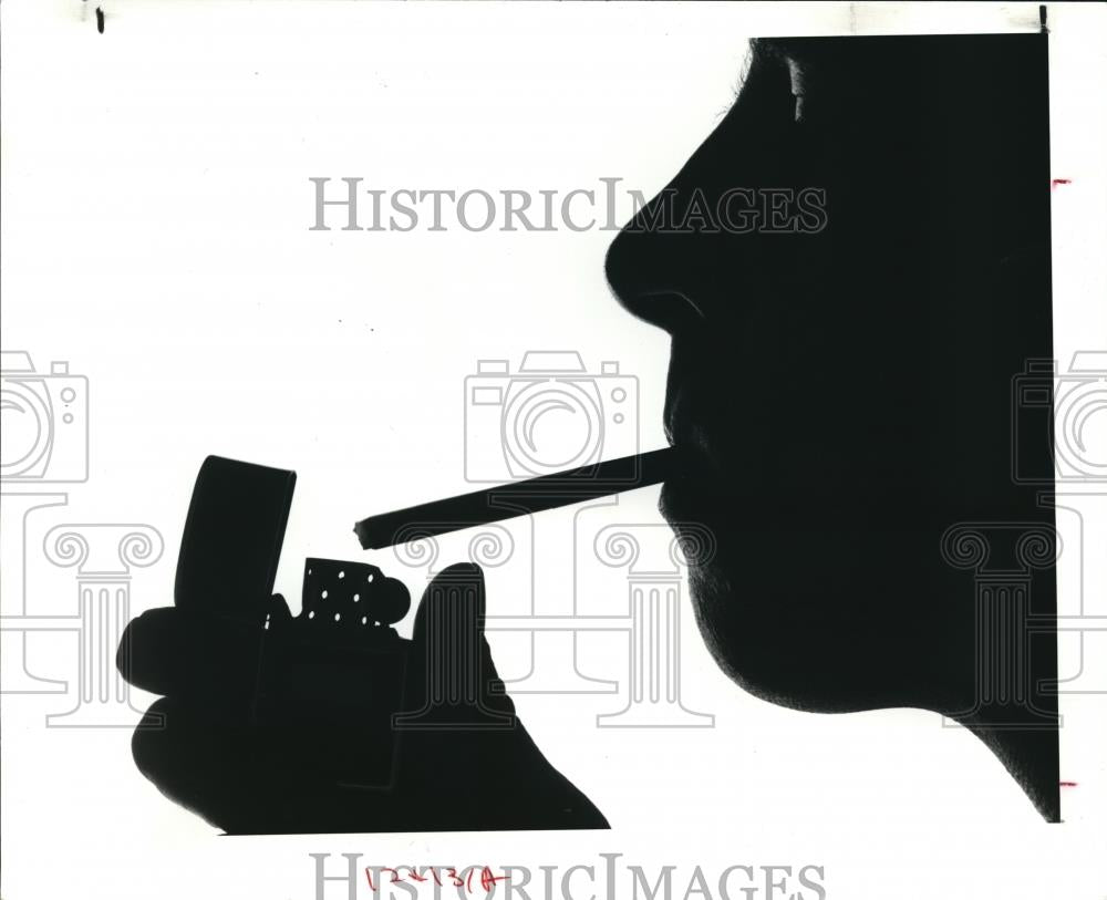 1989 Press Photo Smoking - cva77692 - Historic Images