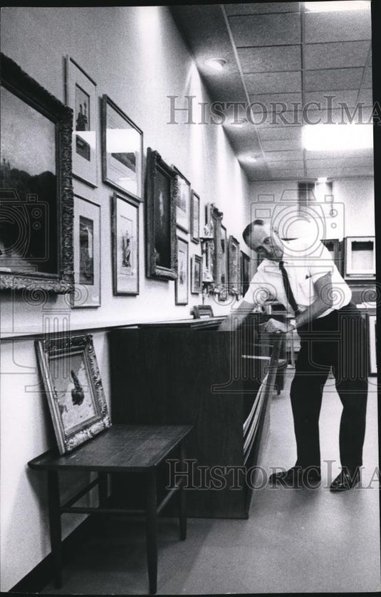1964 Press Photo George R. Moore, owner of Bonfoey's art gallery - cva81091 - Historic Images