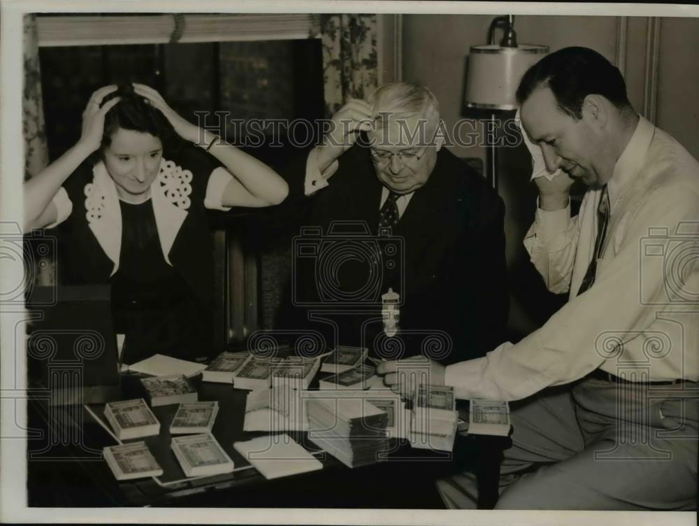 1940 Press Photo Michigan Natl.Committee solve tickets for Convention sessions. - Historic Images