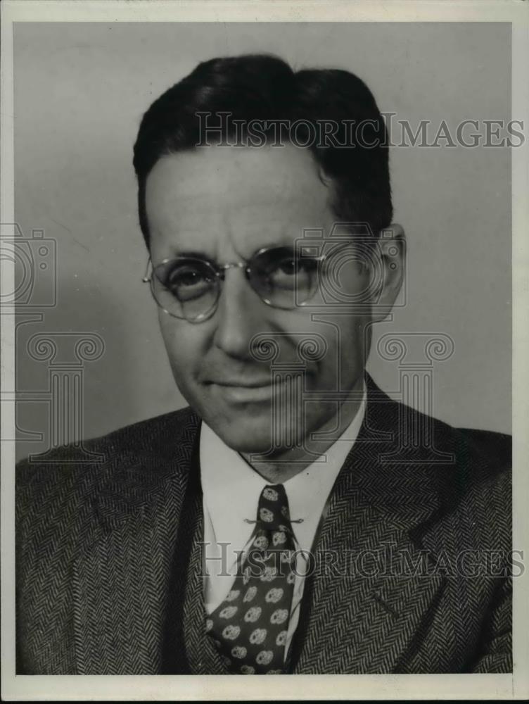 1940 Press Photo A man in a business suit and tie - nee83766 - Historic Images