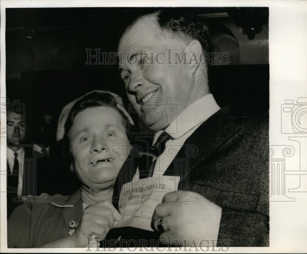 1966 Press Photo Peroy Harrison Fertilizer Worker won English Football Pools - Historic Images