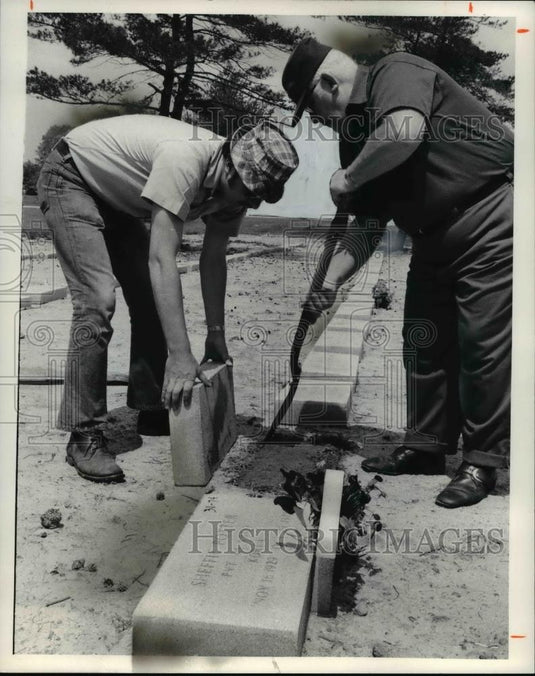 1976 Press Photo William Drabnick & Harry Galen placing stone for Veteran Grave - Historic Images
