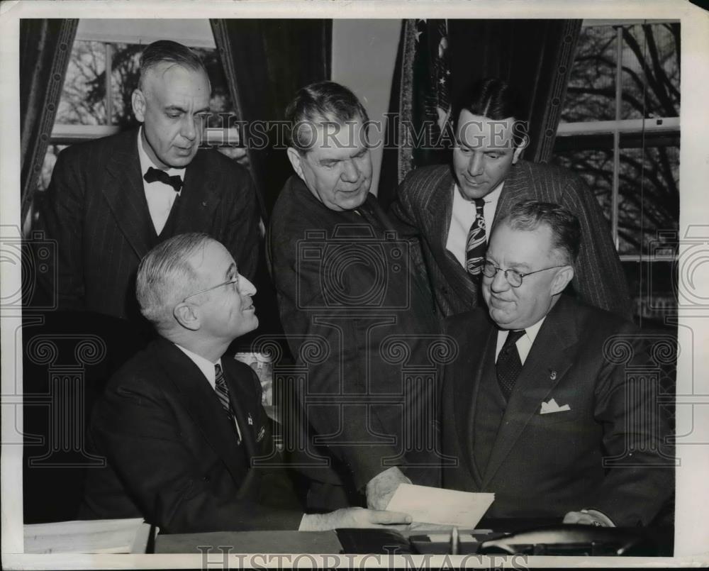 1946 Press Photo President Truman, Governor Ralph Gates of Ind, James Emmert - Historic Images