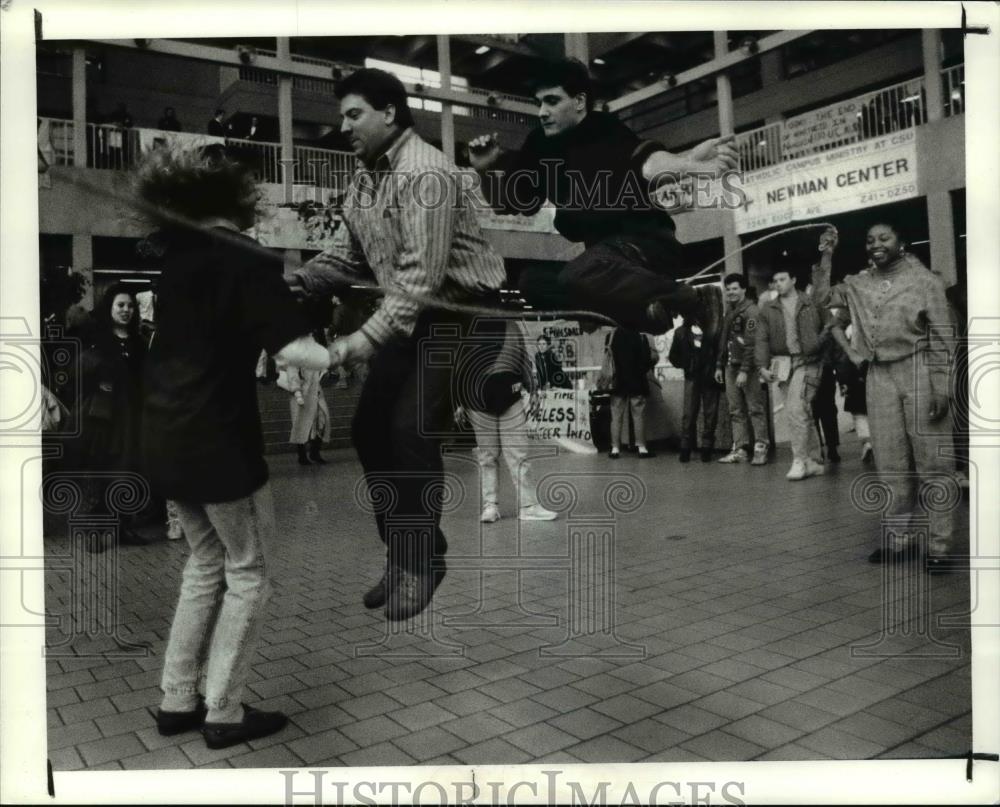 1990 Press Photo Coleen Murphy, Mark Devcic &amp; Andre Savoca jump for homeless - Historic Images