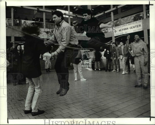 1990 Press Photo Coleen Murphy, Mark Devcic & Andre Savoca jump for homeless - Historic Images