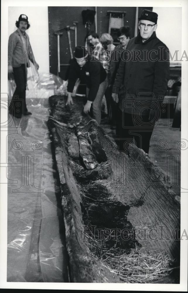 1976 Press Photo The canoe workers at the Natural Museum - cva88908 - Historic Images