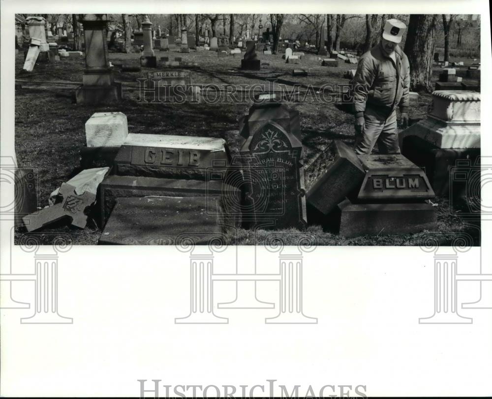 1989 Press Photo Lou Hardy, the gate keeper at the Monroe Cemetery in Cleveland - Historic Images