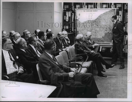 1964 Press Photo Cleveland Plain Deal Visitors Residents of Woodmere - cva75811 - Historic Images