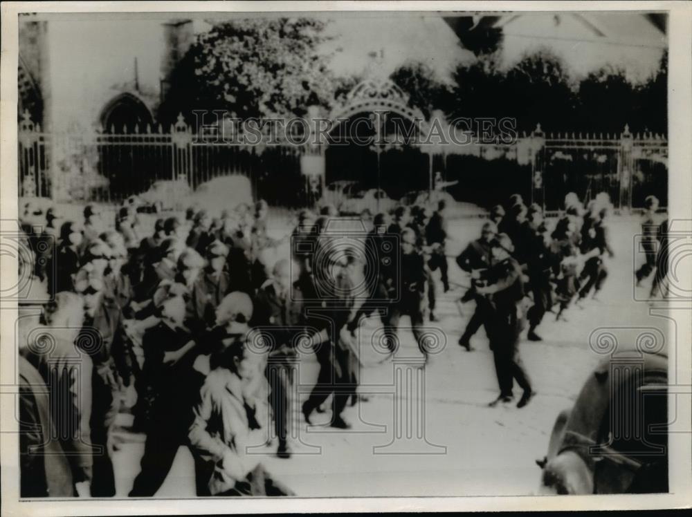 1967 Press Photo Police vs demonstrators at Le Mans France - nee84848 - Historic Images