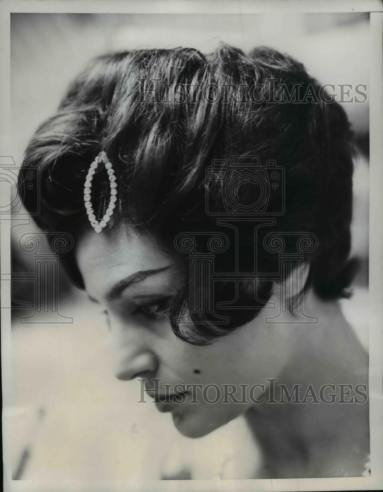 1959 Press Photo Diamond brooch as a hair ornament seen in Milan Italy show - Historic Images