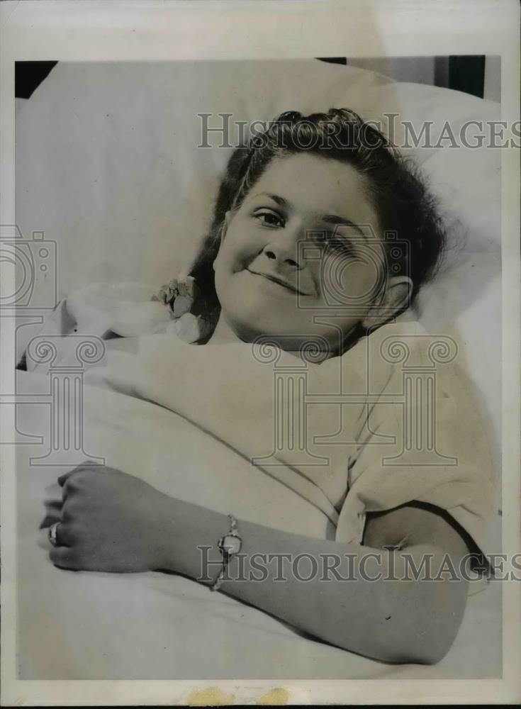 1945 Press Photo Gloria Konicki in Milwaukee WI hospital with blood disease - Historic Images