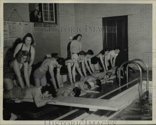 1943 Press Photo St Clair pool & swimmers at a training session in Cleveland - Historic Images