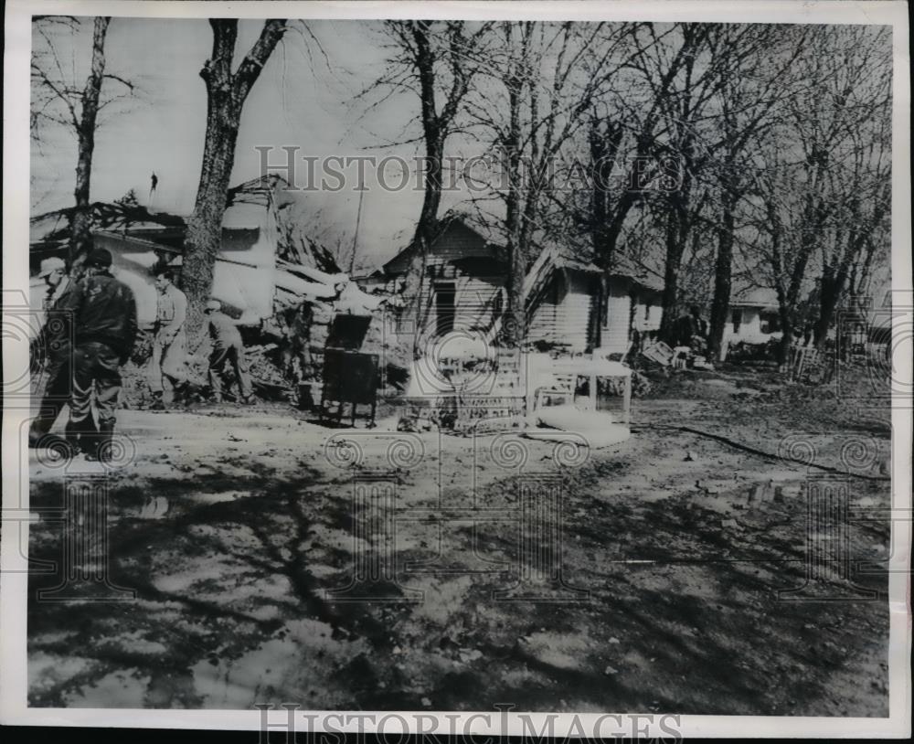 1950 Press Photo Syracuse Nebraska rescue workers after a falsh flood - Historic Images