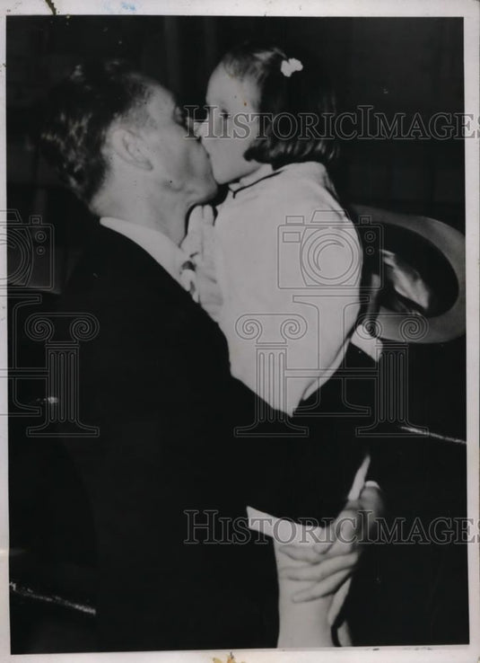 1937 Press Photo Harold Shand greeted her daughter abroad the President Taft - Historic Images