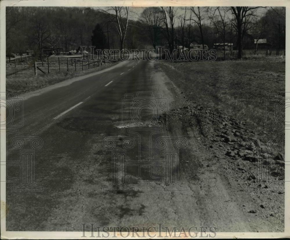 1953 Press Photo Rt 104 in Pike County Ohio &amp; potholes in road at construction - Historic Images