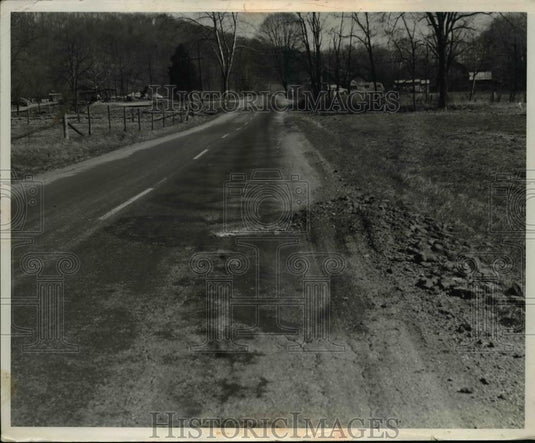 1953 Press Photo Rt 104 in Pike County Ohio & potholes in road at construction - Historic Images