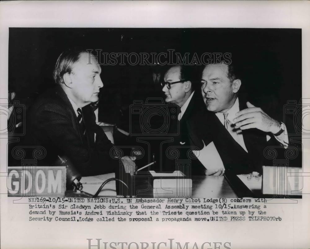 1953 Press Photo Henry Cabot Lodge confers with Britain&#39;s Sir Gladwyn Jedd. - Historic Images