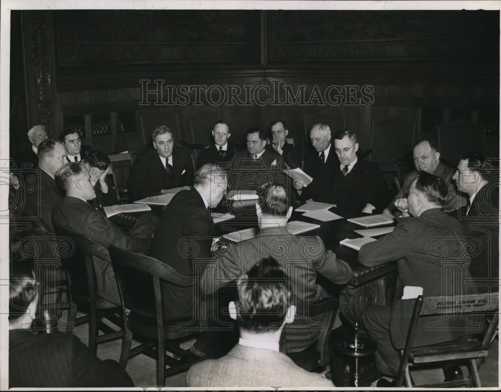 1940 Press Photo Council at Street car meeting at City Hall - cva73458 - Historic Images