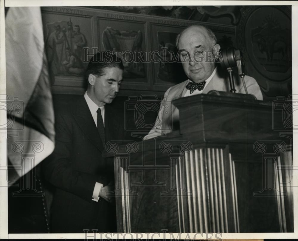 1941 Press Photo G.R. Cottrell Canadan Oil Coordinator Addresses Petroleum heads - Historic Images