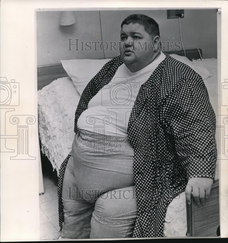 1963 Wire Photo Charles Robertson Shown after  he Weighed in at Hospital - Historic Images