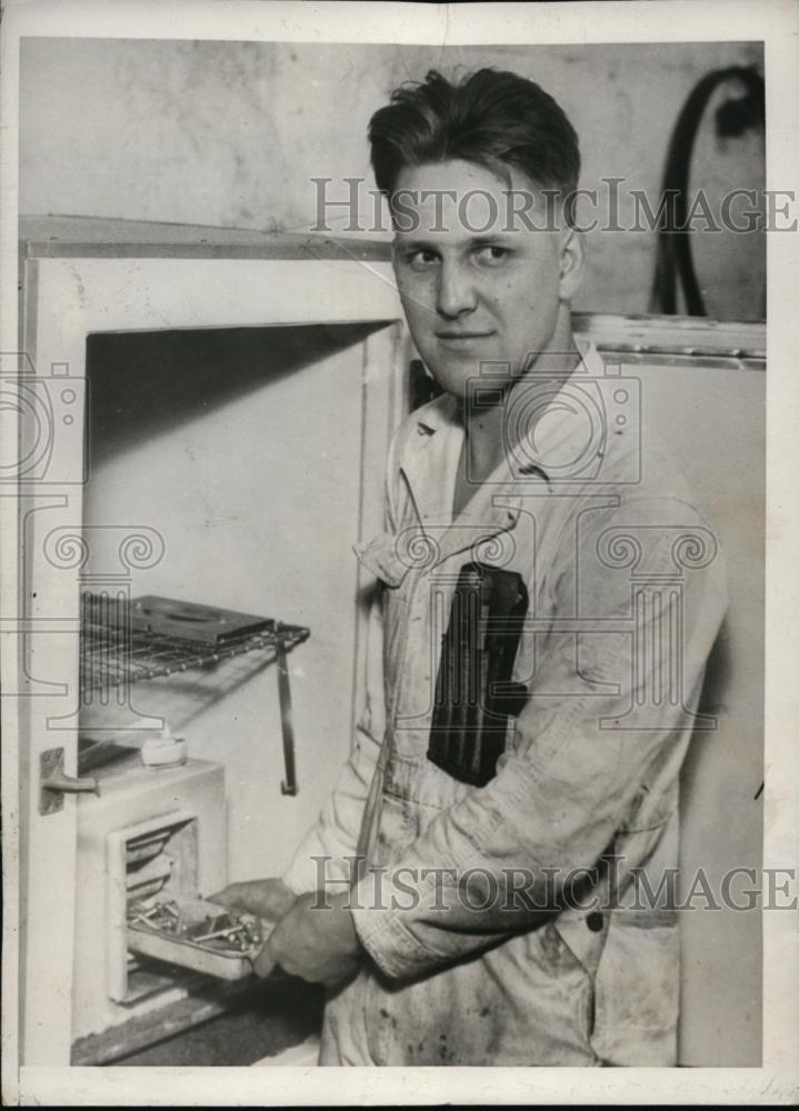 1932 Press Photo George Bogert tech engineer with frozen rivets at USC - Historic Images