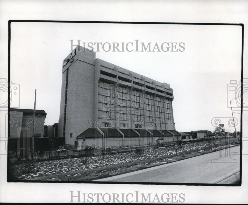 1975 Press Photo The New Mariott Inn Tower at W. 150th Street - cva89231 - Historic Images