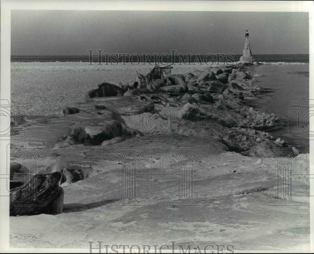 1976 Press Photo The Clifton Lagoon break wall&#39;s one side is on ice  - cva84911 - Historic Images