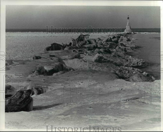 1976 Press Photo The Clifton Lagoon break wall's one side is on ice  - cva84911 - Historic Images