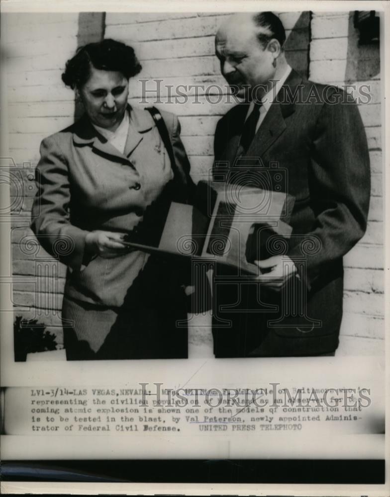 1953 Press Photo Val Peterson of Federal Civil Defens with Mrs. William Melvin - Historic Images