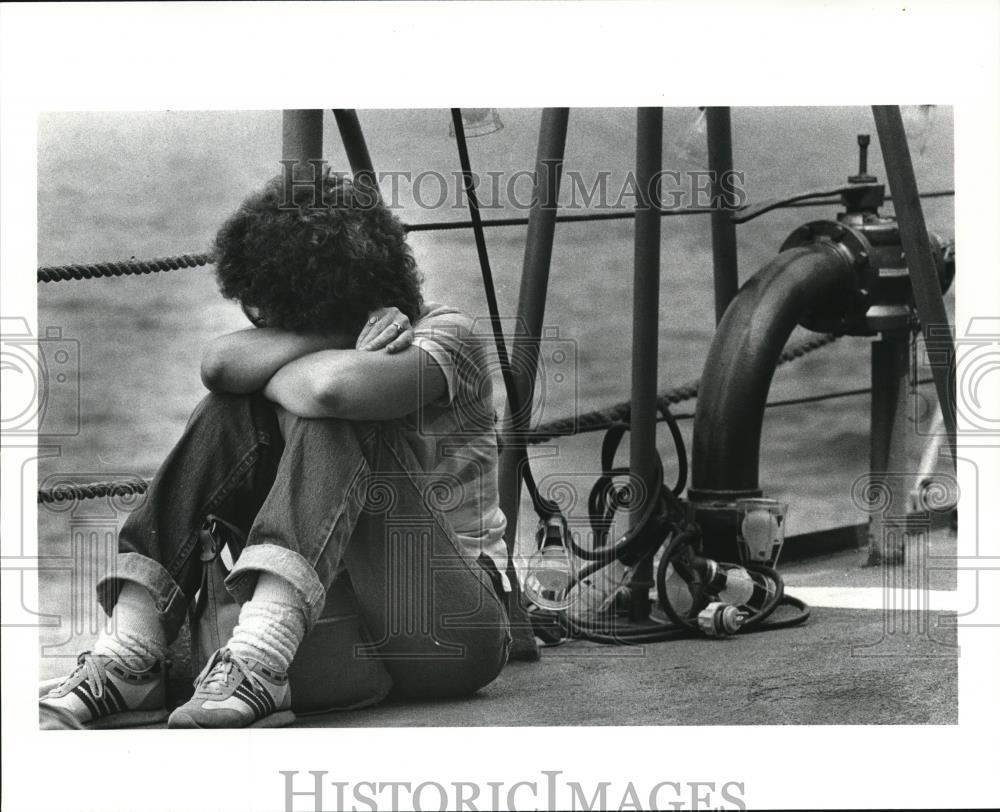 1984 Press Photo Civilian sleeps away the long trip abroad the USS - cva76634 - Historic Images