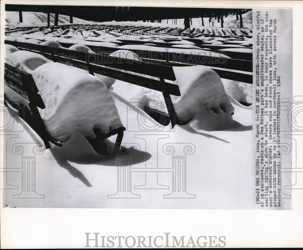 1962 Wire Photo The Des Moines park&#39;s amphitheater seats buried in snow - Historic Images
