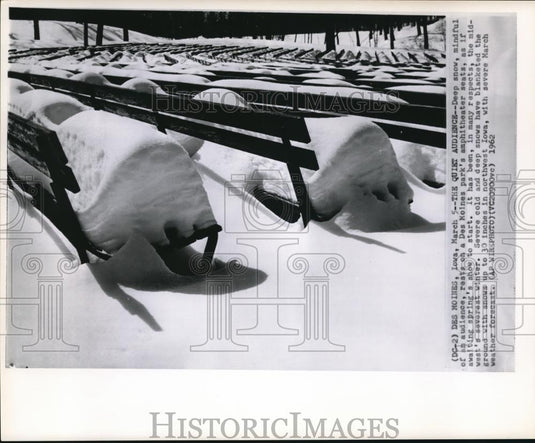 1962 Wire Photo The Des Moines park's amphitheater seats buried in snow - Historic Images