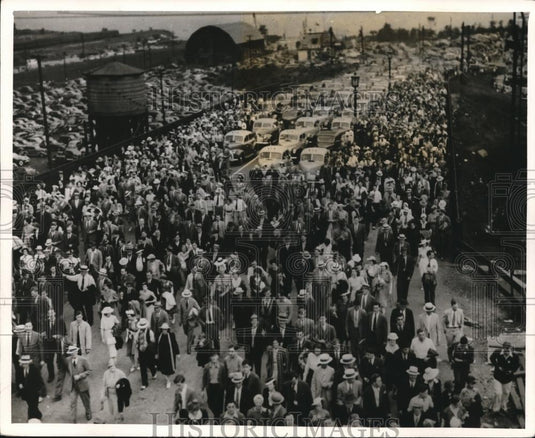 1943 Press Photo Crowd coming from Cleveland Stadium after the Ballgame - Historic Images