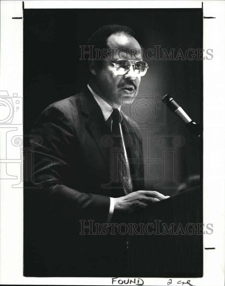 1987 Press Photo James A Joseph speaking athe meeting of the group  - cva94269 - Historic Images