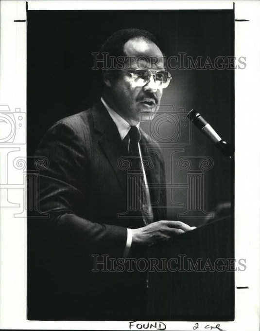 1987 Press Photo James A Joseph speaking athe meeting of the group  - cva94269 - Historic Images