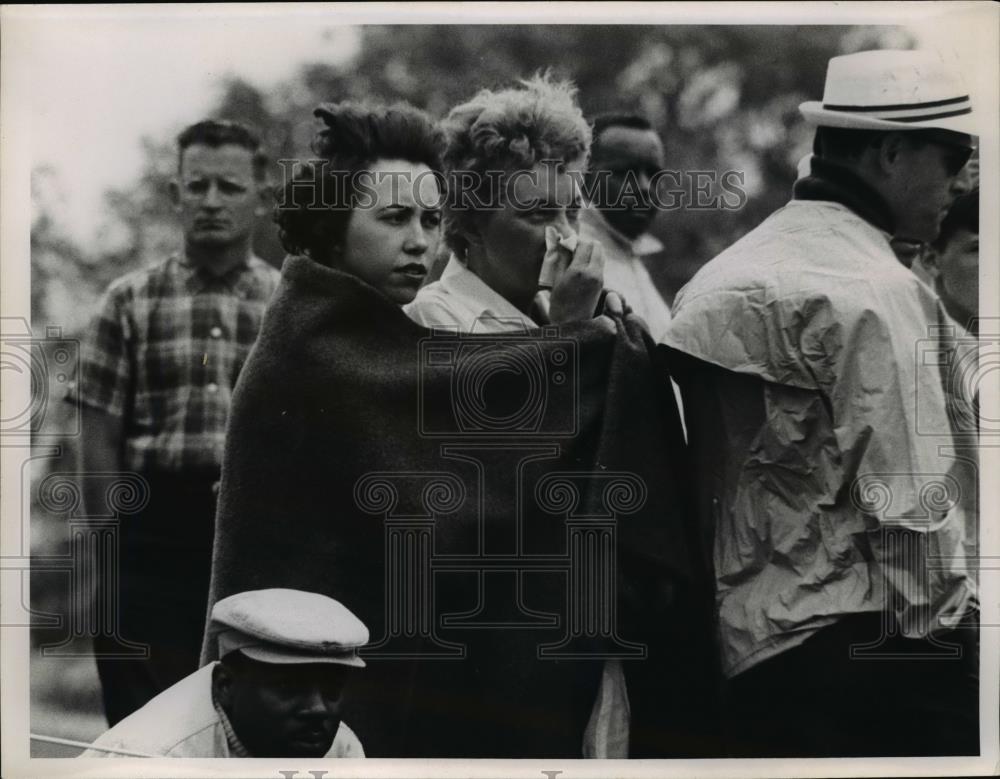 1964 Press Photo Beverly White, Carrol Bojanowski in Red Cross blanket - Historic Images