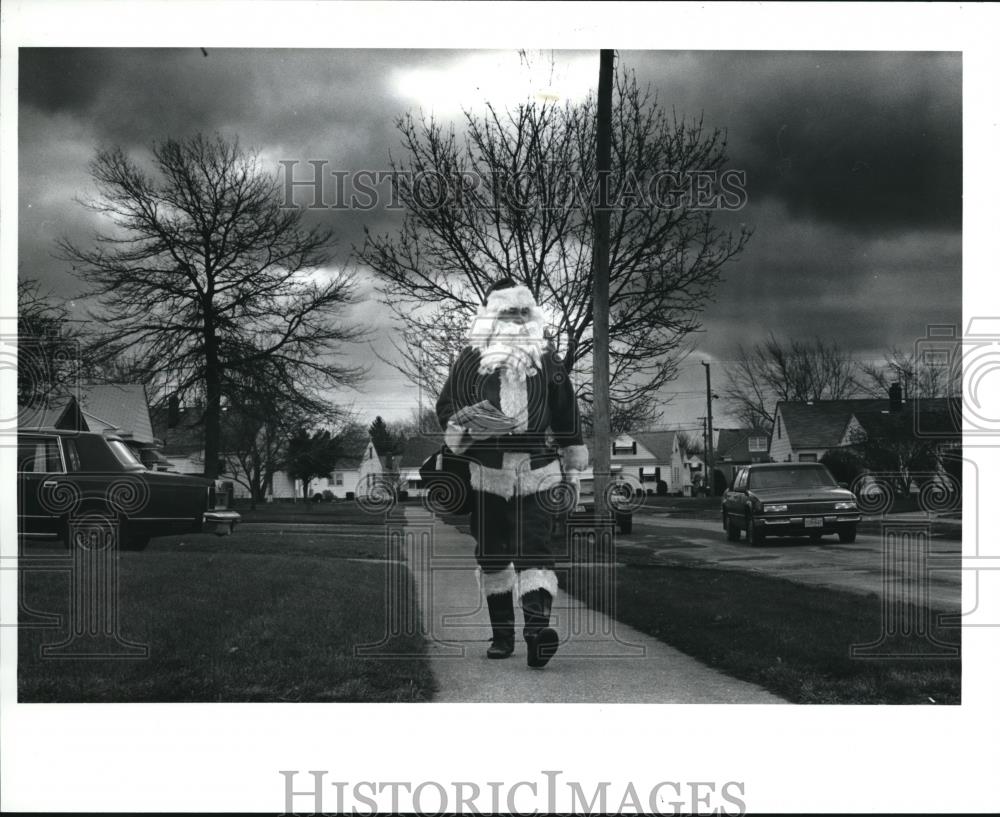 1991 Press Photo Rich Toma in San Claus of the US Postal service - cva72460 - Historic Images