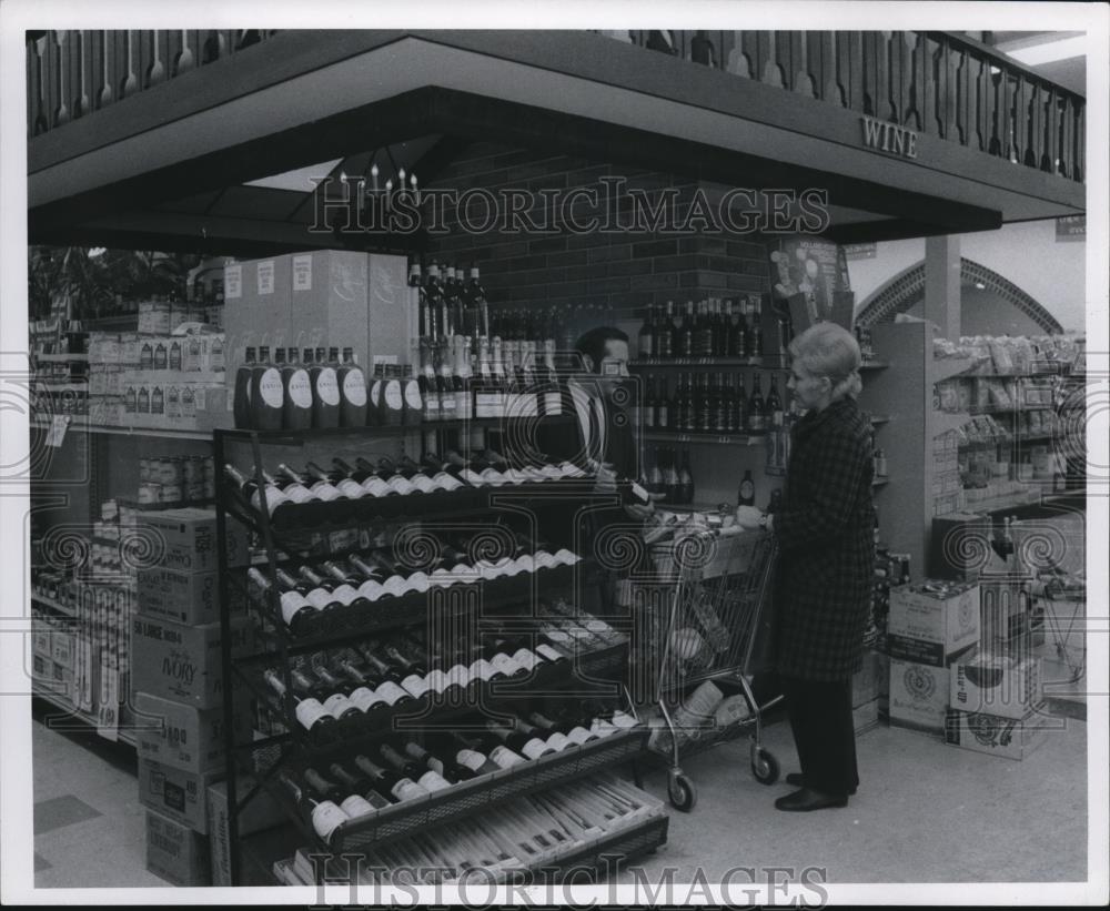 1970 Press Photo Russo&#39;s Stop -N-Shop Cedar &amp; Fairmount  - cva93459 - Historic Images