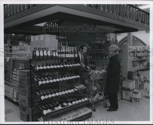 1970 Press Photo Russo's Stop -N-Shop Cedar & Fairmount  - cva93459 - Historic Images