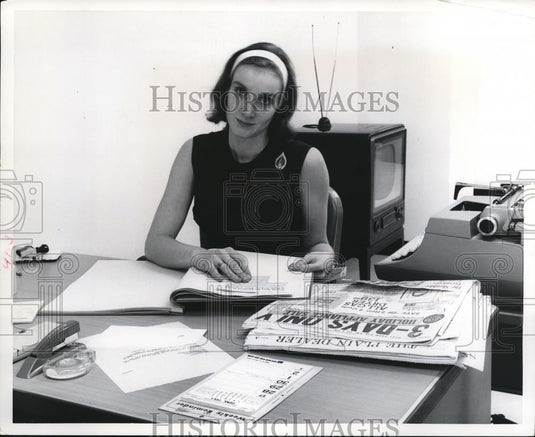 1965 Press Photo Mrs. Patricia King, Washington Bureau's first secretary - Historic Images
