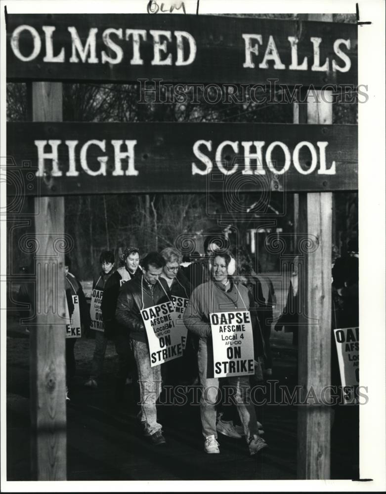 1991 Press Photo Olmsted Falls Bus Drivers on strike - cva98852 - Historic Images