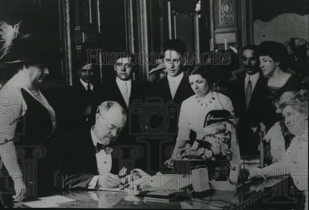 1950 Press Photo Governor E.F. Dunne of Illinois signs the bill  - cva83472 - Historic Images