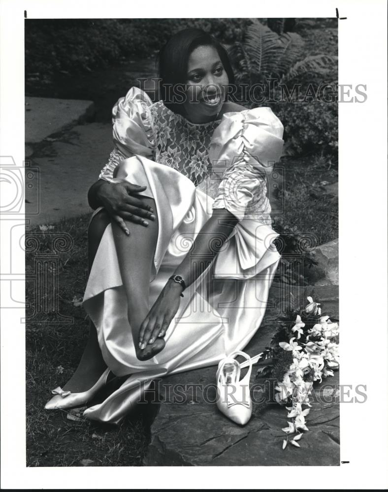 1991 Press Photo The maid of honor getting tired - cva81252 - Historic Images