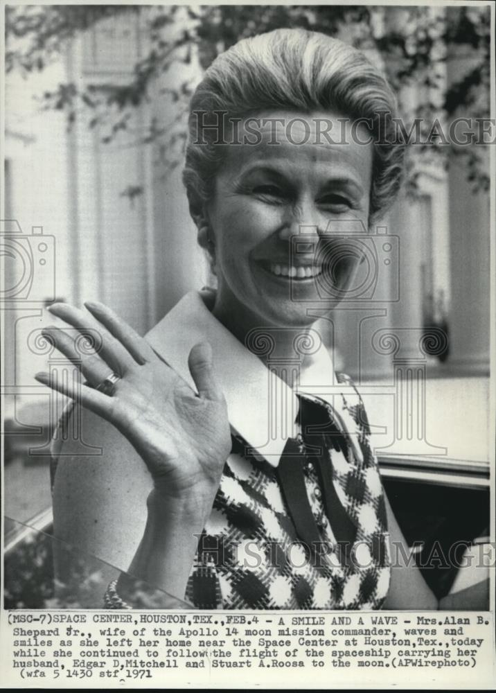 1971 Wire Photo Mrs.Alan B.Shepard Jr.Waves and Smiles as She Left Her Home - Historic Images