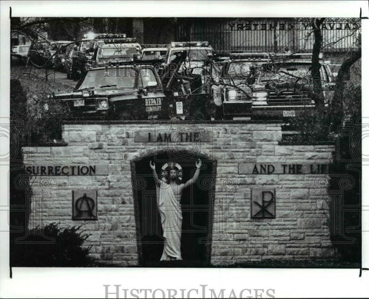 1989 Press Photo Tow trucks procession into Calvary Cemetery for funeral service - Historic Images